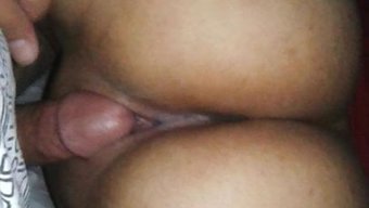 朱莉紧绷而新鲜的阴道被她的情人插入
