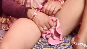 18岁的印度婆婆和她的女主人一起享受拳交和69