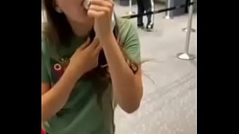 在健身房里取下和舔肛塞