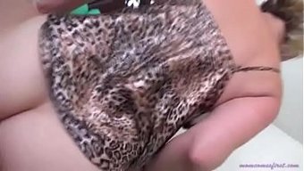 大股的熟女得到了口交和中出