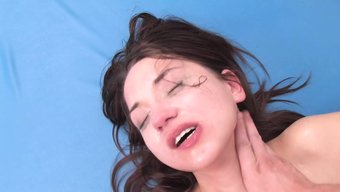 欧洲少女接受老板的肛交训练