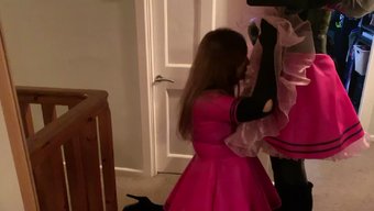 穿着乳胶衣服的情侣沉迷于cd和娘娘腔游戏