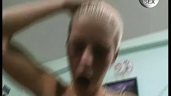 金发少女更喜欢玩门游戏,而不是玩具。