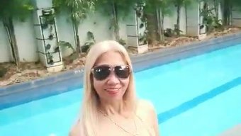 性感金发熟女穿着性感内衣在度假时变得淘气