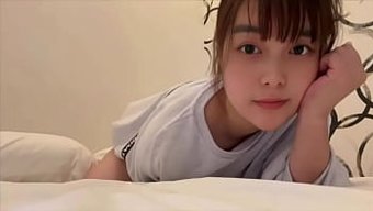 Momoka穿着睡衣的独秀和自慰秀。
