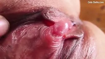 我玩弄着我那漂亮的小穴,我要你看着