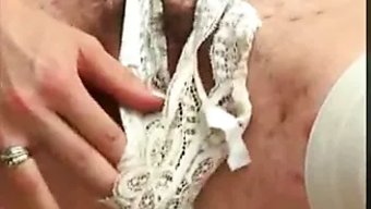 成熟的毛的阴道变得淘气