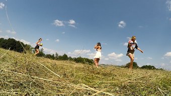 现实之王在炎热的夏天捕捉到了与不羁女人的户外乐趣
