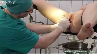 Gyno考试,火辣黑发妹子和窥镜一起上