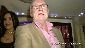 看我在换妻派对上和一个60岁的男人调情