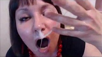 成熟的德国女人在网络摄像头上被拳交喉