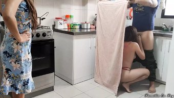18岁的印度女孩被她的继妹残酷地操