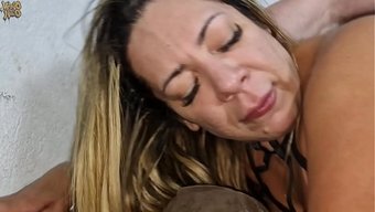 Suzie Slut的不受欢迎的性体验与她的继子和他的朋友。