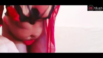 印度少女hashini Hirunika在自制视频中用手指自慰