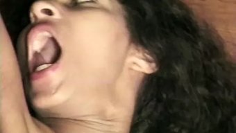 一位黑人啦啦队长在狗仔式中被操她的紧致股
