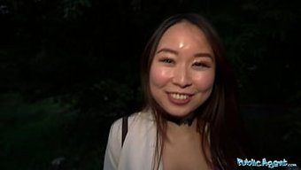 亚洲美女在公共场合口交并得到报酬