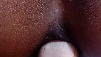 纹身少女的股和阴道被地操
