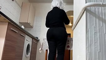 宽阔的继妹紧致的屁股在肛交中被操