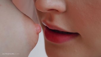 阿米莉亚·里文和贝拉·斯帕克是两个漂亮的金发妞,她们享受着一场有趣的口交。