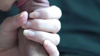 18岁的继妹亲吻并与大 鸡 巴和天然乳房做爱