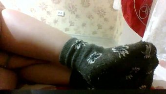 一个女孩的腿是所有可以看到的笔记本电脑相机,已被黑客入侵。