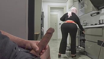 阿拉伯继母被抓在手淫和接受交视频中