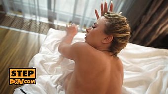 Shalina Devine的大自然乳房在这个狗仔式pov中得到口交