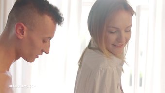 性感尤物belle Claire在厨房里被狠狠操了一顿,画面劲爆到爆炸。