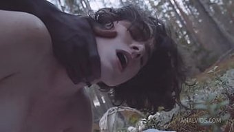 Darcy Dark在树林里与一根大黑屌体验粗暴的肛交