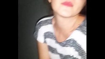 粗俗的年轻女孩带着青少年标签