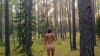 业余少女在摄像机前被小屁股狠狠地钉住