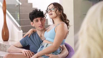 年轻人从hustler的经验丰富的情侣那里获得一些关于性的知识。