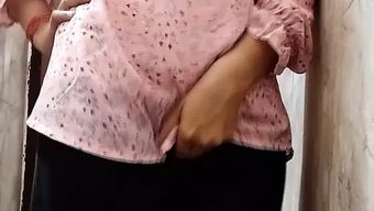 Bhabhi妻子用手指挑逗男友的性感部
