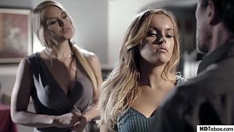 三个幸运的父母一起玩三人行 - Sarah Vandella,River Fox和tommy Gunn