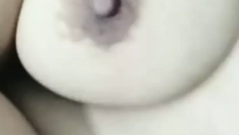 少女desi Nida Ali沉浸在一些感性的手指和乳房游戏中