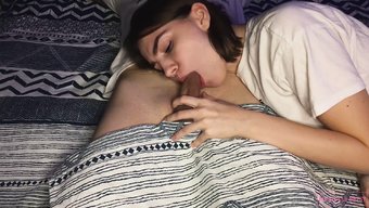 18岁的业余继女给了一个甜美的口交并吞下了精液。