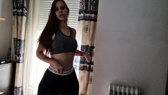 拉丁美洲少女为摄像头展示她的大股和乳房