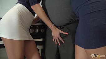 肥胖的老公从兴奋的少女那里得到口交快感