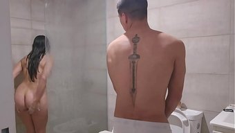 我拿开继姐的毛巾,要和她来一炮粗暴。