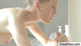 小巧少女的感性按摩和硬核性爱