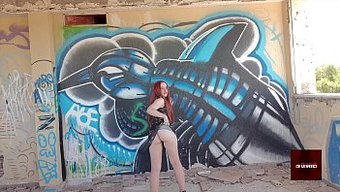 业余少女的小胸部被展示出来了!