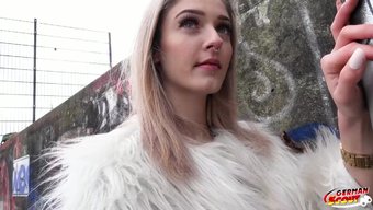 瘦小的德国少女在柏林第一次尝试硬核性爱