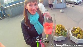 戴眼镜的少女在桑拿房里被操,脸上射精。