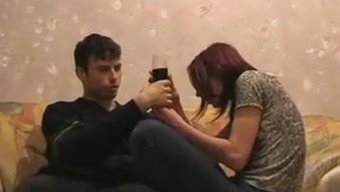 瘦妹很快就被饥渴猛男狠狠操翻,玩得超野