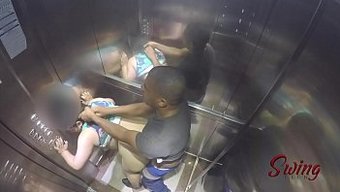 Sorayyaa和leo Ogre的热辣电梯遭遇被隐藏的摄像头捕捉到