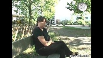 肥胖和性感的美女在客厅里被操