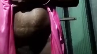 诱人的18岁印度女孩沉浸在野蛮的性爱中