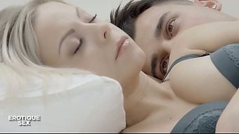 茱莉亚帕克呻吟着,继兄发现里面的野妹