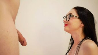 一个成熟的熟女给她的年轻情人口交快感的自制视频