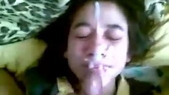 紧身的马来西亚女孩在高清视频中被操她的阴道